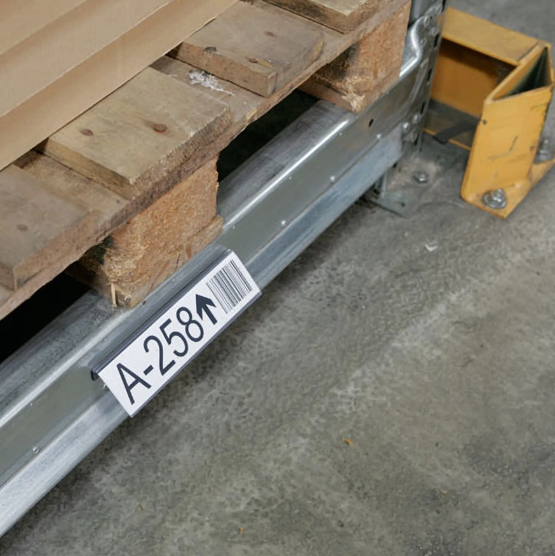 Etiketholder 210x39 mm vinklet 45gr.