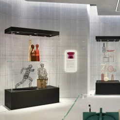 Glasmontre Athene 120 cm, m. 1 hylde