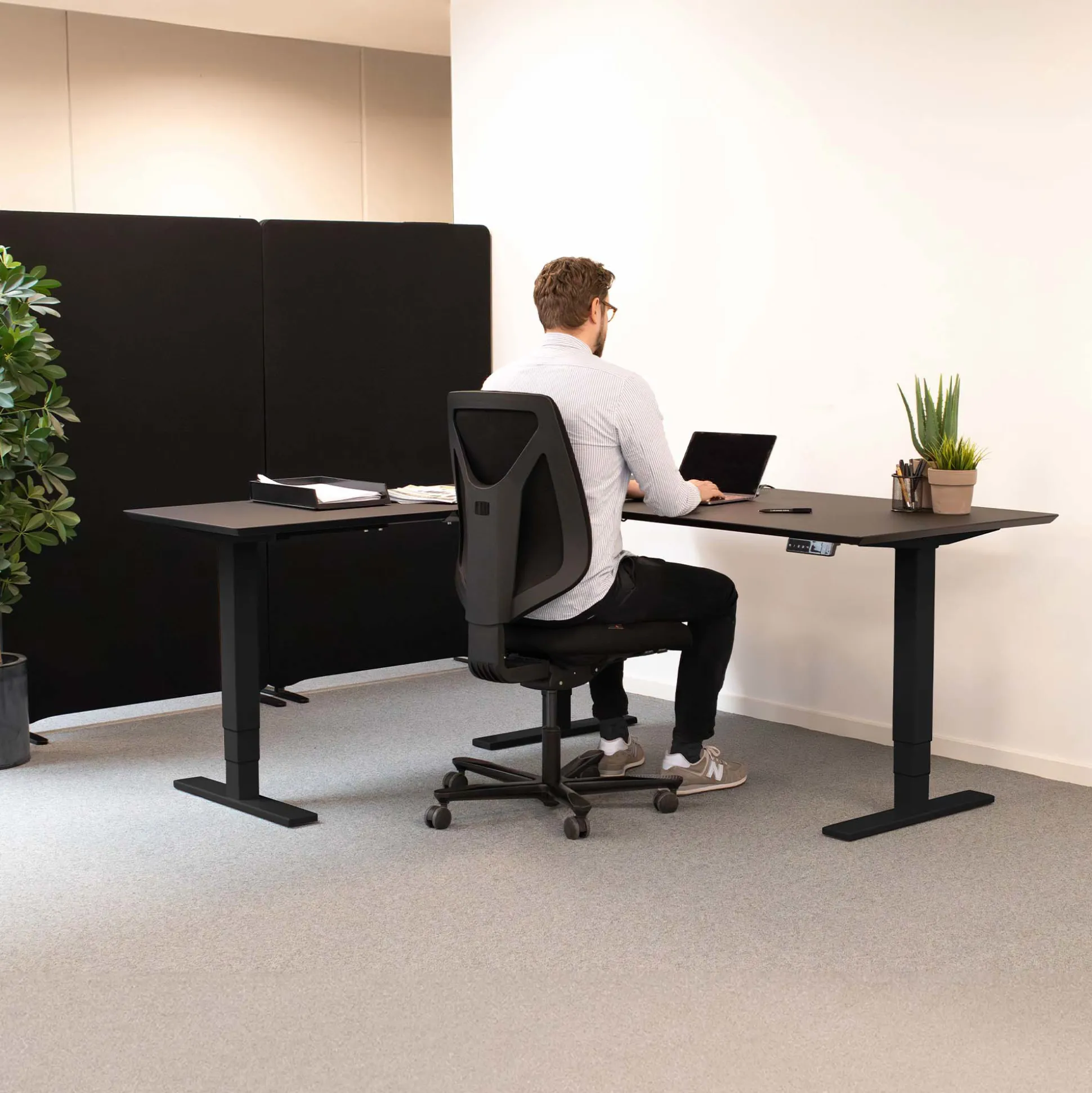 Hjørne hæve sænkebord 180x180 - Corporate