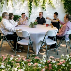 Rundt Klapbord til 8-10 personer.